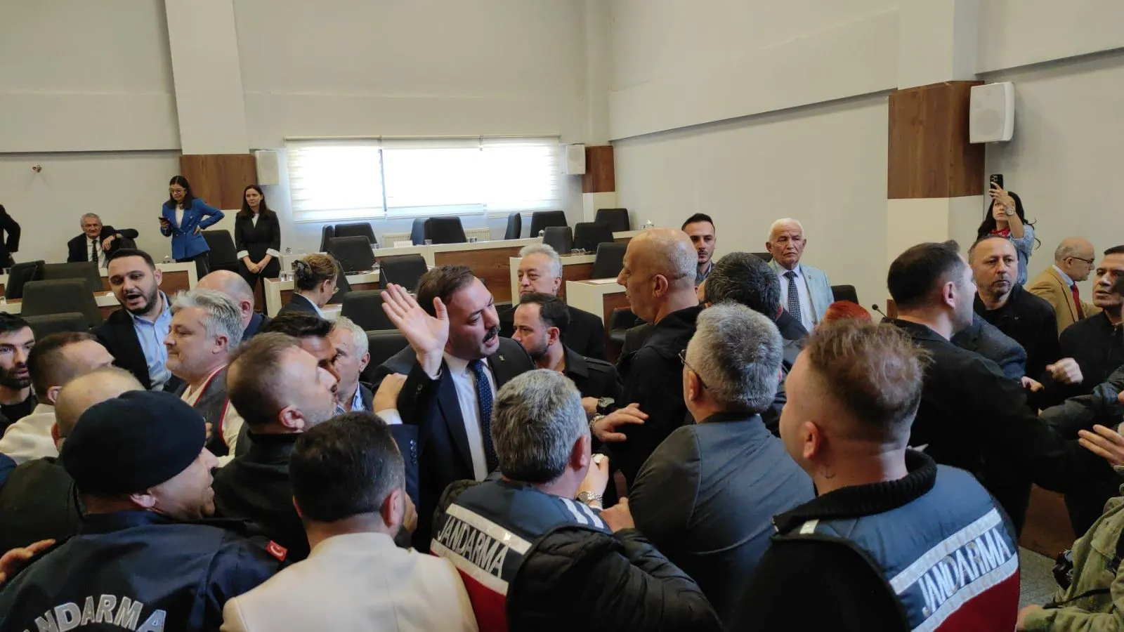 Zonguldak İl Genel Meclisi Başkanlığı seçiminde çıkan tartışma ve arbede nedeniyle açılan davada sanıklar, kamu faaliyetinin engellenmesi ve kamu malına zarar verilmesi suçlamalarını reddetti. AK Parti Grup Başkanvekili Abdullah Karagüzel, yaşanan olaylardan Milletvekili Deniz Yavuzyılmaz'ı sorumlu tutarken, mahkeme duruşmayı 23 Şubat 2027'ye erteledi.