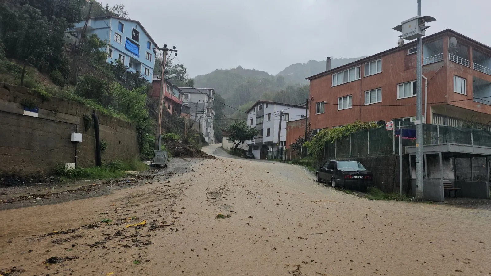 Zonguldak'ta sabaha karşı etkili olan kuvvetli sağanak yağış nedeniyle bazı bölgelerde heyelan meydana geldi, yollar su ve molozla kaplandı. Çaydamar Mahallesi'nde bir iş yerini su basarken belediye ekipleri tıkanan mazgalları açmak ve yollarda biriken malzemeleri temizlemek için çalışma başlattı.
