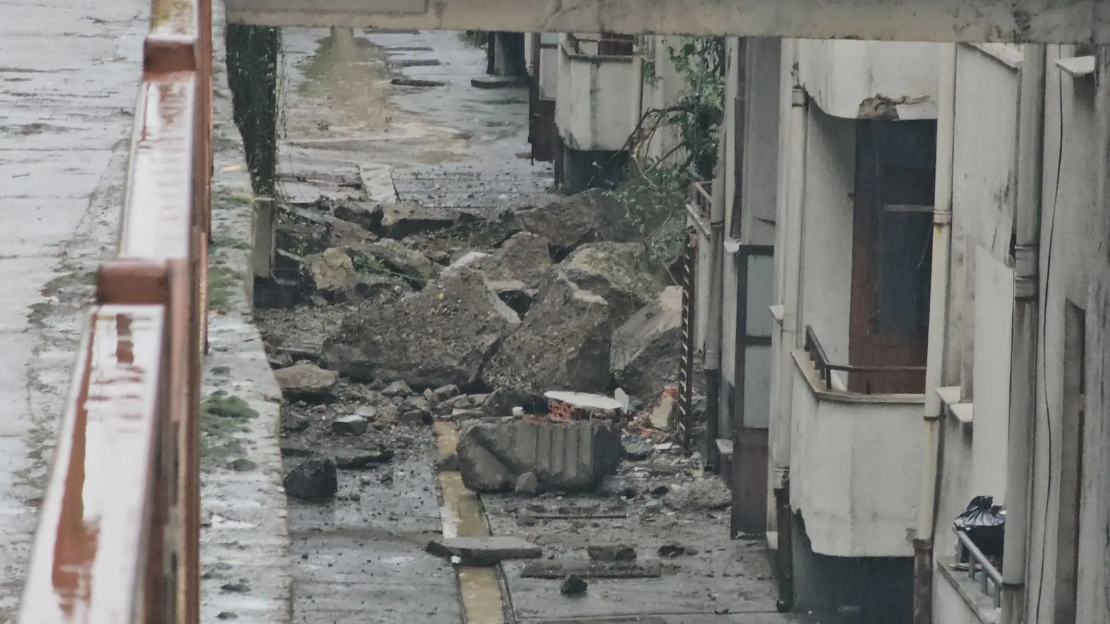 Zonguldak'ın Kilimli ilçesinde sağanak yağışın ardından meydana gelen heyelanda iki araç toprak altında kaldı. Çatalağzı beldesindeki lojmanların bulunduğu alanda 49 daire tedbir amacıyla boşaltılırken, heyelanın neden olduğu tahribat gün ışığında görüntülendi.