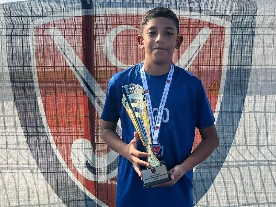 Arslan Zeki Demirci Hokey Spor Kulübünde forma giyen Altay Koçaklı, U14 Hokey Milli Takımına davet edildi.