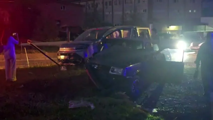 Zonguldak’ta otomobil ile hafif ticari aracın kavşakta çarpışması sonucu meydana gelen trafik kazasında 6 kişi yaralandı.