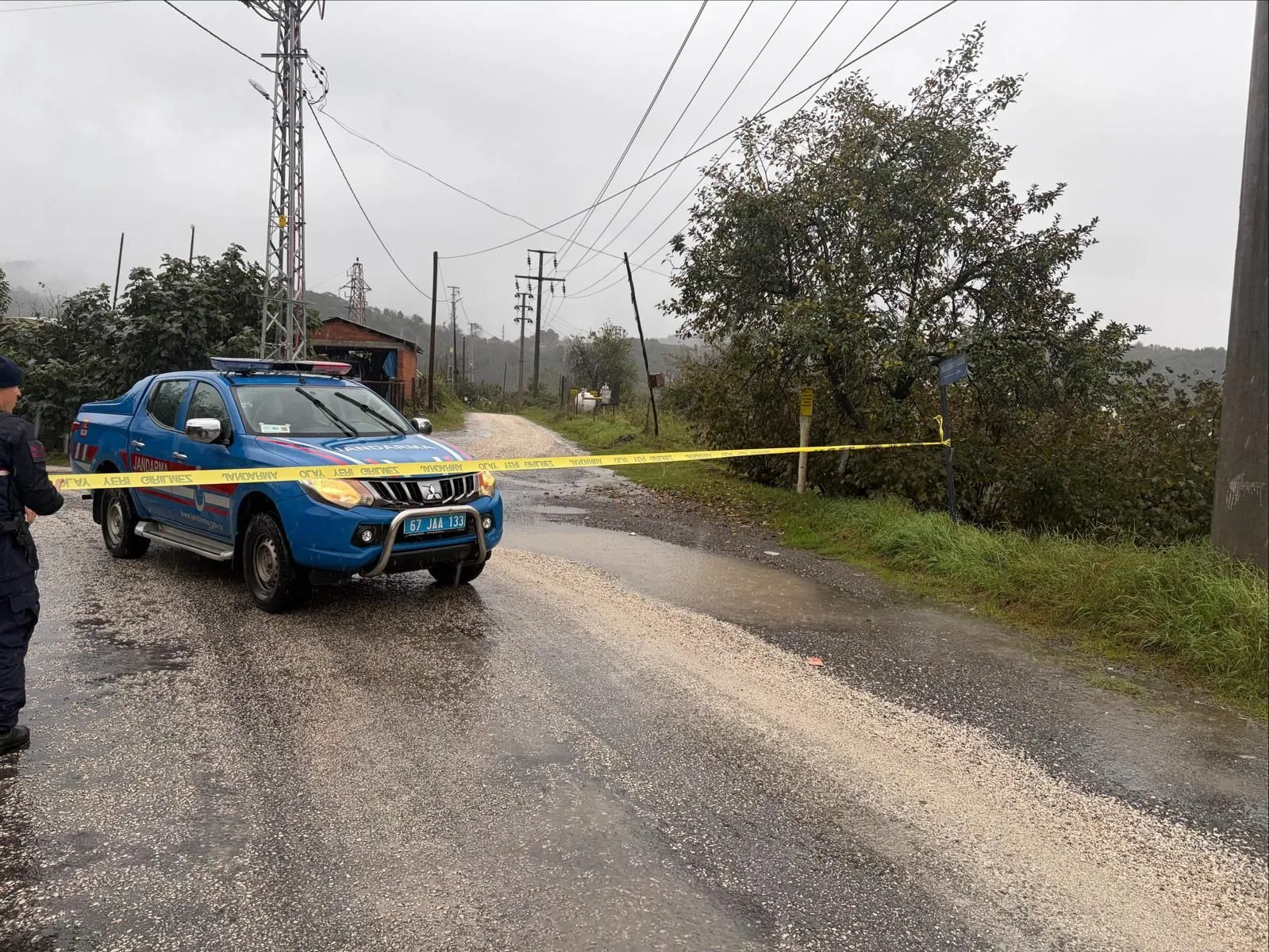 Zonguldak'ta etkili olan sağanakta Karadeniz Ereğli'de yağış miktarı 122 milimetreye yükseldi. Kent genelinde 94 ihbar kayıtlara geçerken, Valilik yağışların gece saatlerine kadar sürebileceğini belirterek vatandaşlardan tedbirli olmalarını istedi.