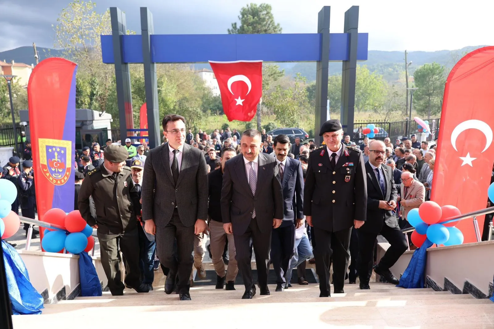 Devrek ilçesi Çaydeğirmeni beldesinde yapımı tamamlanan Çaydeğirmeni Jandarma Karakol Komutanlığı yeni hizmet binasının açılışı gerçekleştirildi.