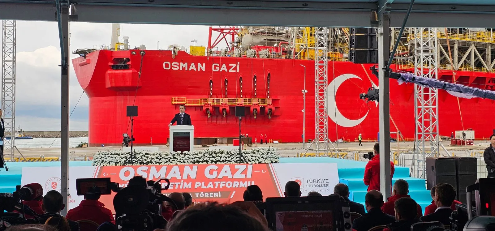 Türkiye'nin ilk yüzer doğal gaz işleme tesisi Osman Gazi, Zonguldak'ın Filyos Limanı'ndan Karadeniz'deki Sakarya Gaz Sahası'na gönderildi.