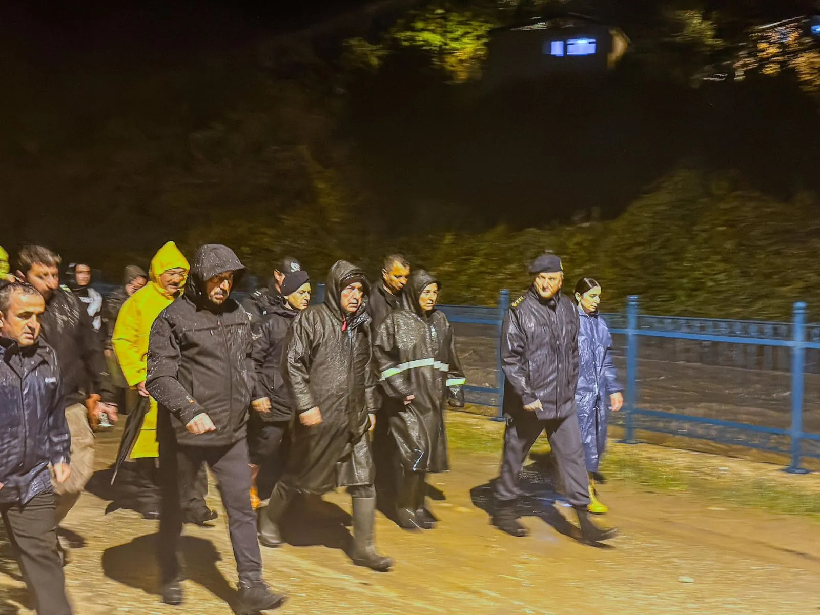İl genelindeki kuvvetli yağışların ardından etkileri yerinde değerlendiren vali, müdahalelerin gecikmeden yapılması talimatı verdi.