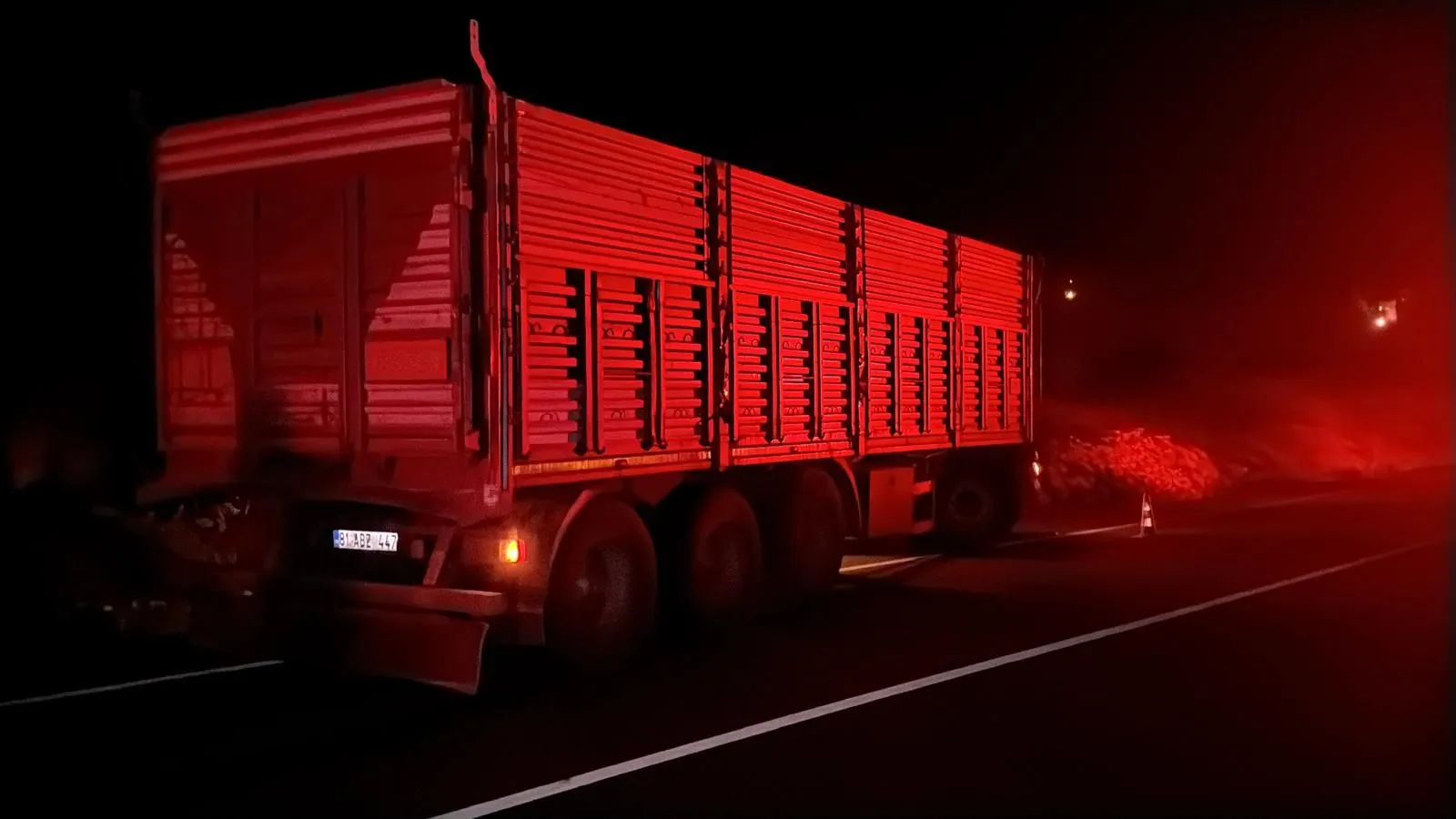 Zonguldak'ın Alaplı ilçesinde yol kenarında yürüdüğü sırada tırın çarptığı 80 yaşındaki Hüseyin Özcan, kaldırıldığı hastanede hayatını kaybetti. Kazanın ardından tır sürücüsü gözaltına alındı.