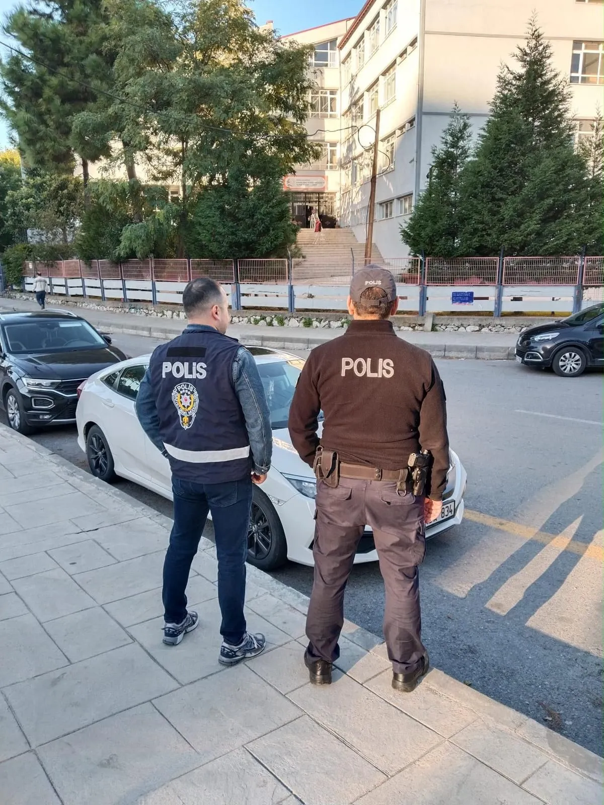 Zonguldak'ta polis ekiplerince okul çevrelerinde gerçekleştirilen denetimlerde 3 bin 748 kişinin GBT sorgulaması yapılırken, bin 317 okul servis aracı kontrol edildi.