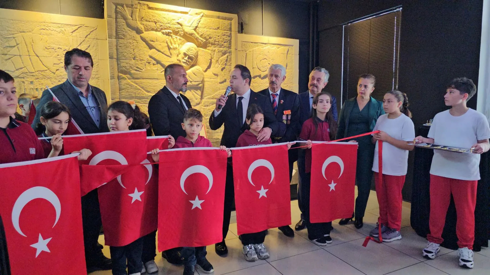 Zonguldak'ta Çanakkale şehitliklerinden getirilen Türk bayrağı, Gazi Mustafa Kemal Ortaokulunda düzenlenen törenle sergilenmeye başlandı. Bayrak için hazırlanan alanda, 20 öğrencinin yaklaşık 2,5 ayda tamamladığı ve merkezinde Seyit Onbaşı'nın yer aldığı "Çanakkale Muharebeleri" rölyefinin de açılışı yapıldı.