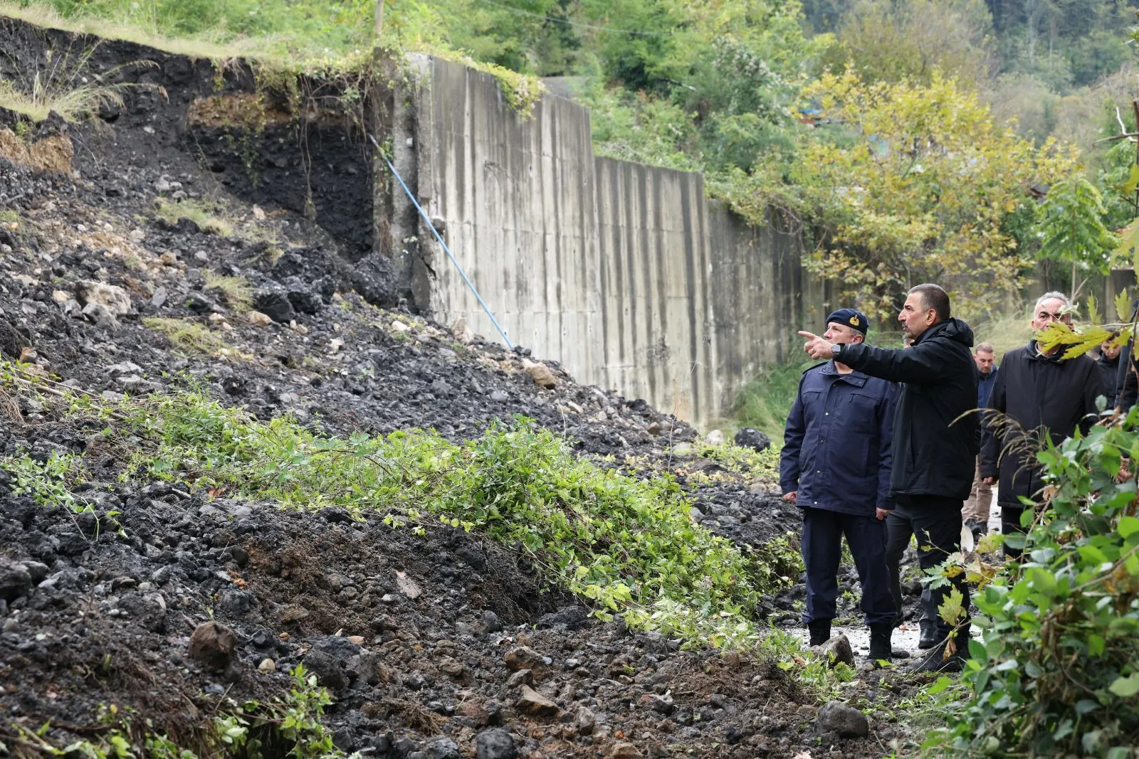 Zonguldak'ta şiddetli yağışların ardından meydana gelen toprak kaymasında istinat duvarı çöktü. AFAD ekipleri bölgede çalışma başlattı. Zonguldak Valisi Osman Hacıbektaşoğlu da olay yerinde incelemelerde bulundu.