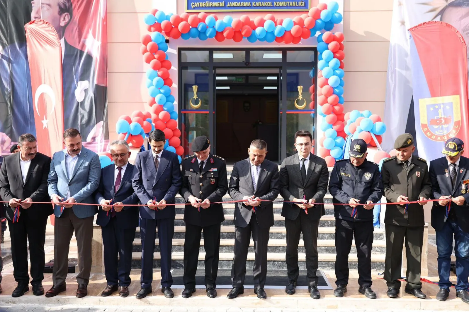Devrek ilçesi Çaydeğirmeni beldesinde yapımı tamamlanan Çaydeğirmeni Jandarma Karakol Komutanlığı yeni hizmet binasının açılışı gerçekleştirildi.