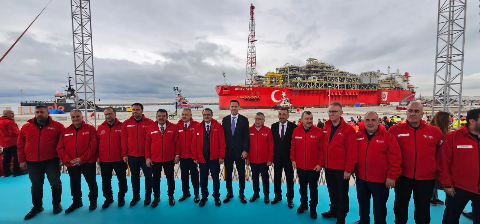 Türkiye'nin ilk yüzer doğal gaz işleme tesisi Osman Gazi, Zonguldak'ın Filyos Limanı'ndan Karadeniz'deki Sakarya Gaz Sahası'na gönderildi.