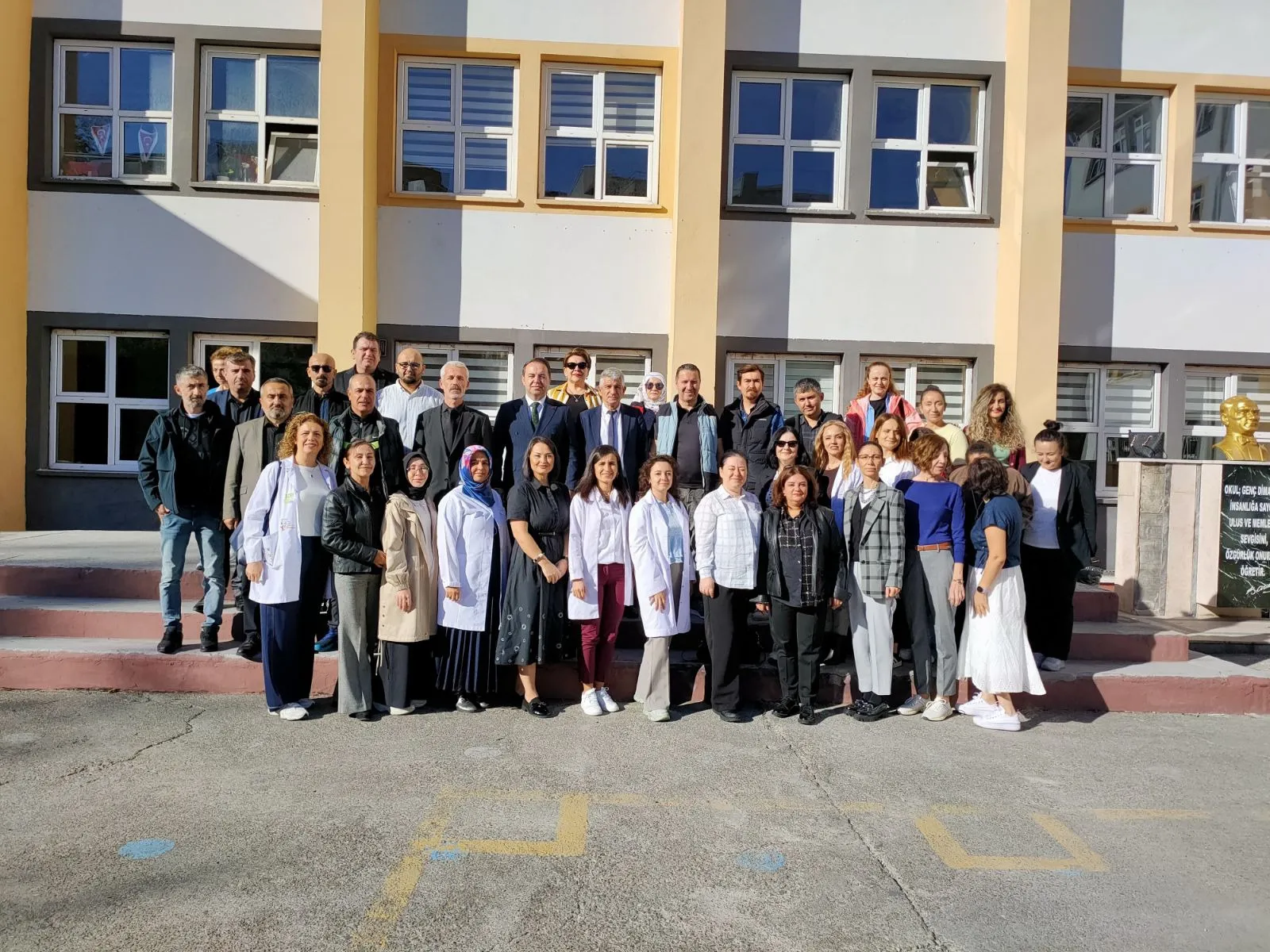 Zonguldak İl Milli Eğitim Müdürü Uygar Keskin, İbrahim Fikri Anıl Ortaokulunda düzenlenen bayrak törenine katılarak öğrenci ve öğretmenlerle bir araya geldi.