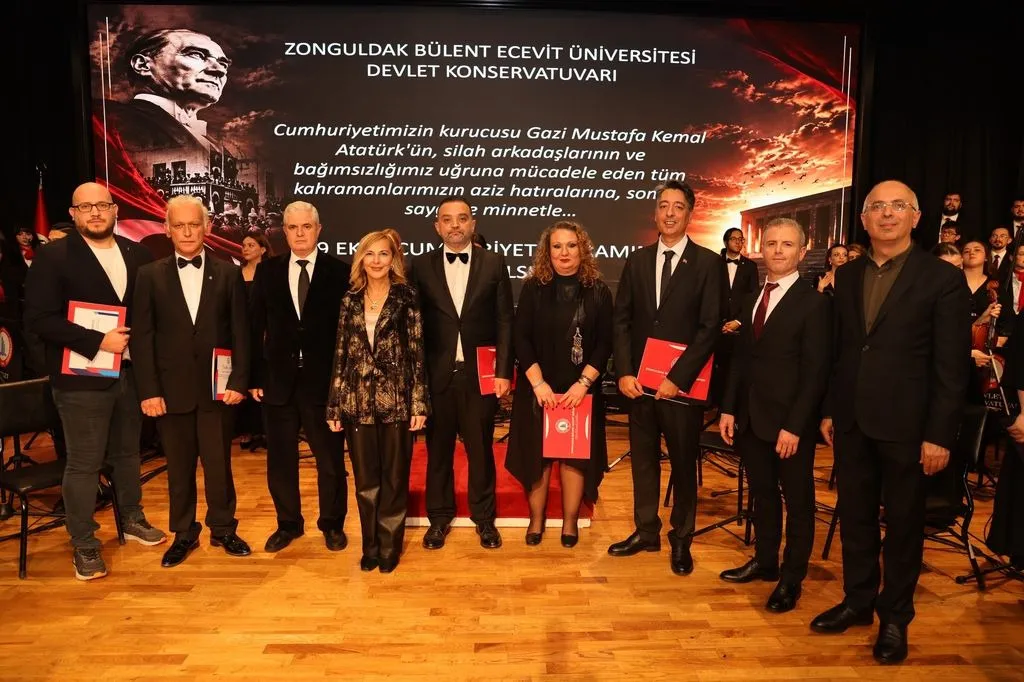 Zonguldak Bülent Ecevit Üniversitesinde (BEUN) 29 Ekim Cumhuriyet Bayramı münasebetiyle “103. Yıl Cumhuriyet Bayramı Özel Konseri” düzenlendi.