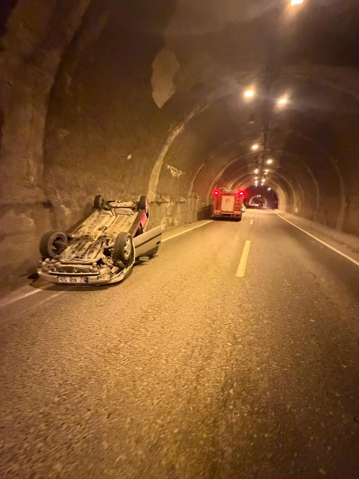 Zonguldak'ın Kozlu ilçesindeki Değirmenağzı tünellerinde meydana gelen trafik kazasında, kontrolden çıkan otomobil takla attı. Yaralanan 27 yaşındaki sürücü hastaneye kaldırılırken, bölgede trafik akışı bir süre kontrollü sağlandı.