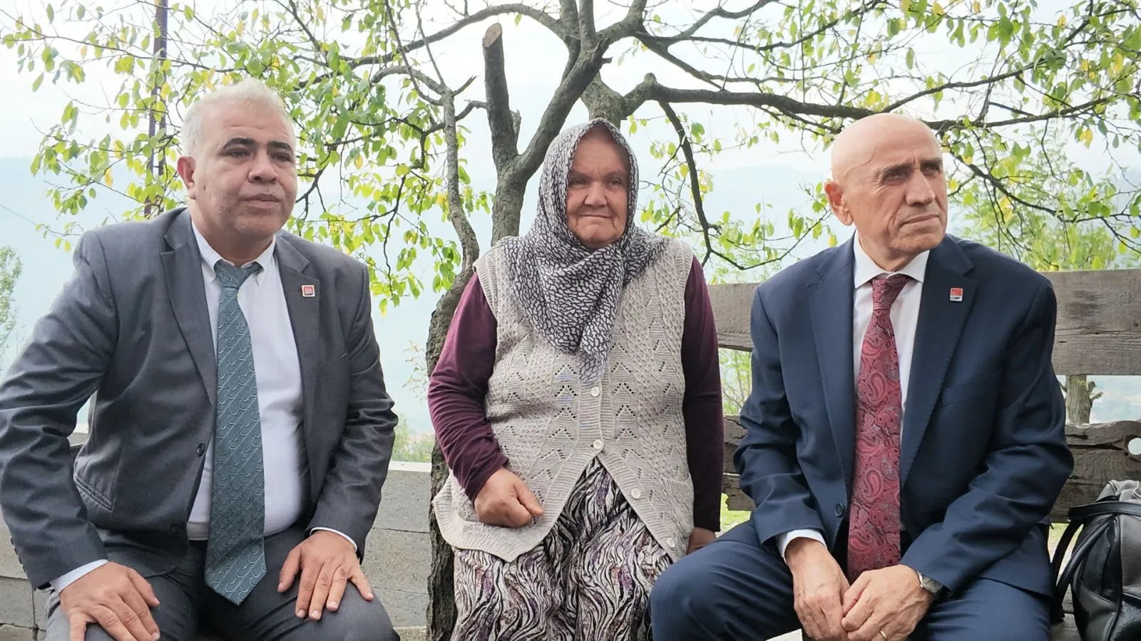 Cumhuriyet Halk Partisi (CHP) Genel Başkan Yardımcısı Yıldırım Kaya, Zonguldak’ta esnaf ve vatandaşlarla buluşmasının ardından maden ocağındaki patlamada hayatını kaybeden Recep Çolakoğlu’nun ailesine taziye ziyaretinde bulundu.