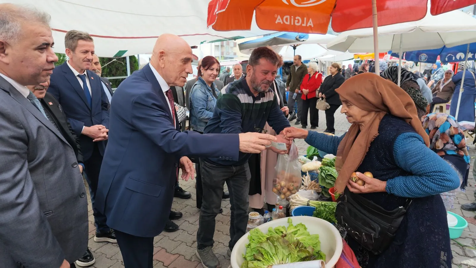 Cumhuriyet Halk Partisi (CHP) Genel Başkan Yardımcısı Yıldırım Kaya, Zonguldak’ta esnaf ve vatandaşlarla buluşmasının ardından maden ocağındaki patlamada hayatını kaybeden Recep Çolakoğlu’nun ailesine taziye ziyaretinde bulundu.