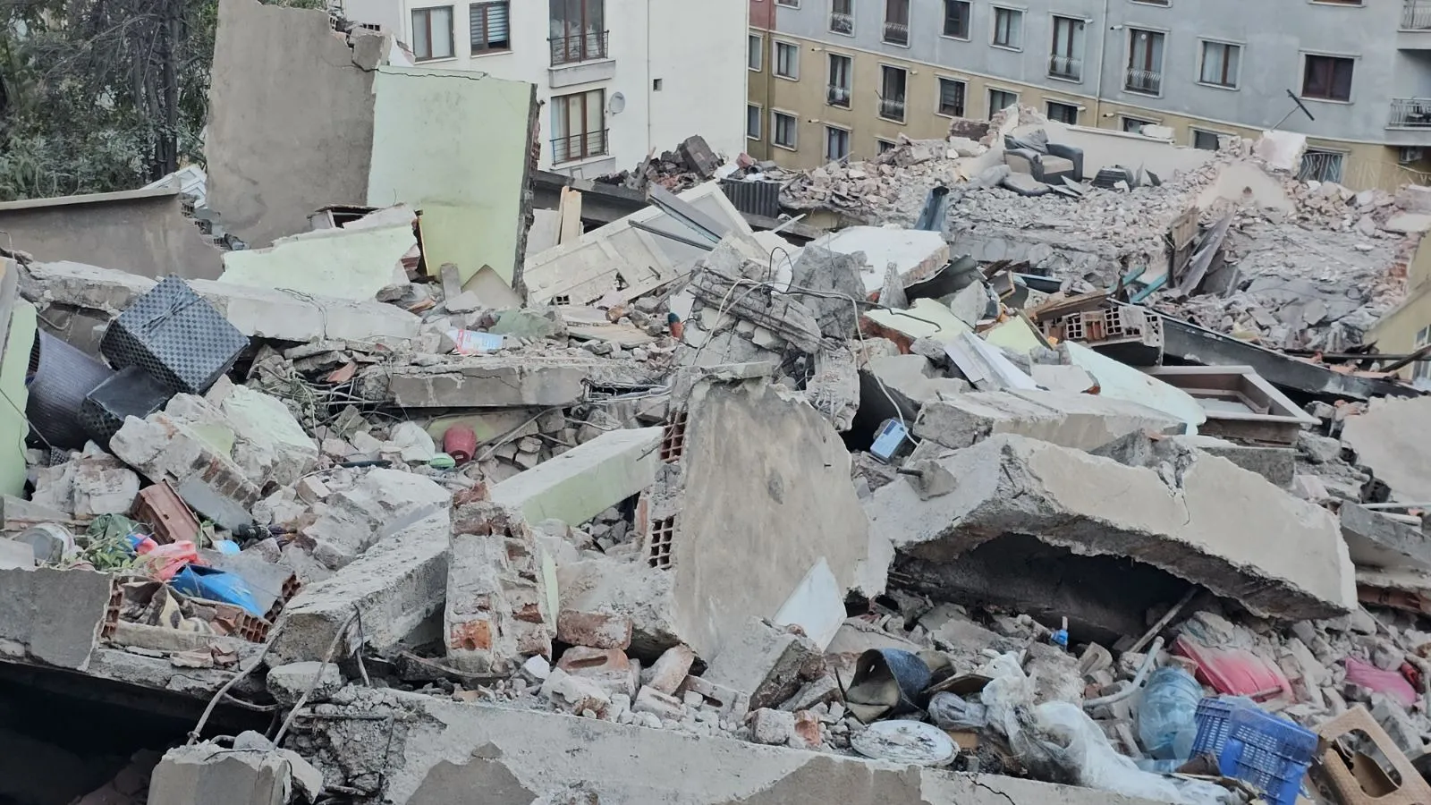 Zonguldak'ta 74 yaşındaki kadının hayatını kaybettiği, kardeşinin ise yaralı kurtulduğu bina çökmesinin ardından çevredeki 7 bina boşaltıldı. Toplam 13 dairede yaşayan 30 kişinin tahliye edildiği bölgede güvenlik önlemleri devam ederken, yıkılan binanın enkazı günün ilk ışıklarıyla havadan görüntülendi.