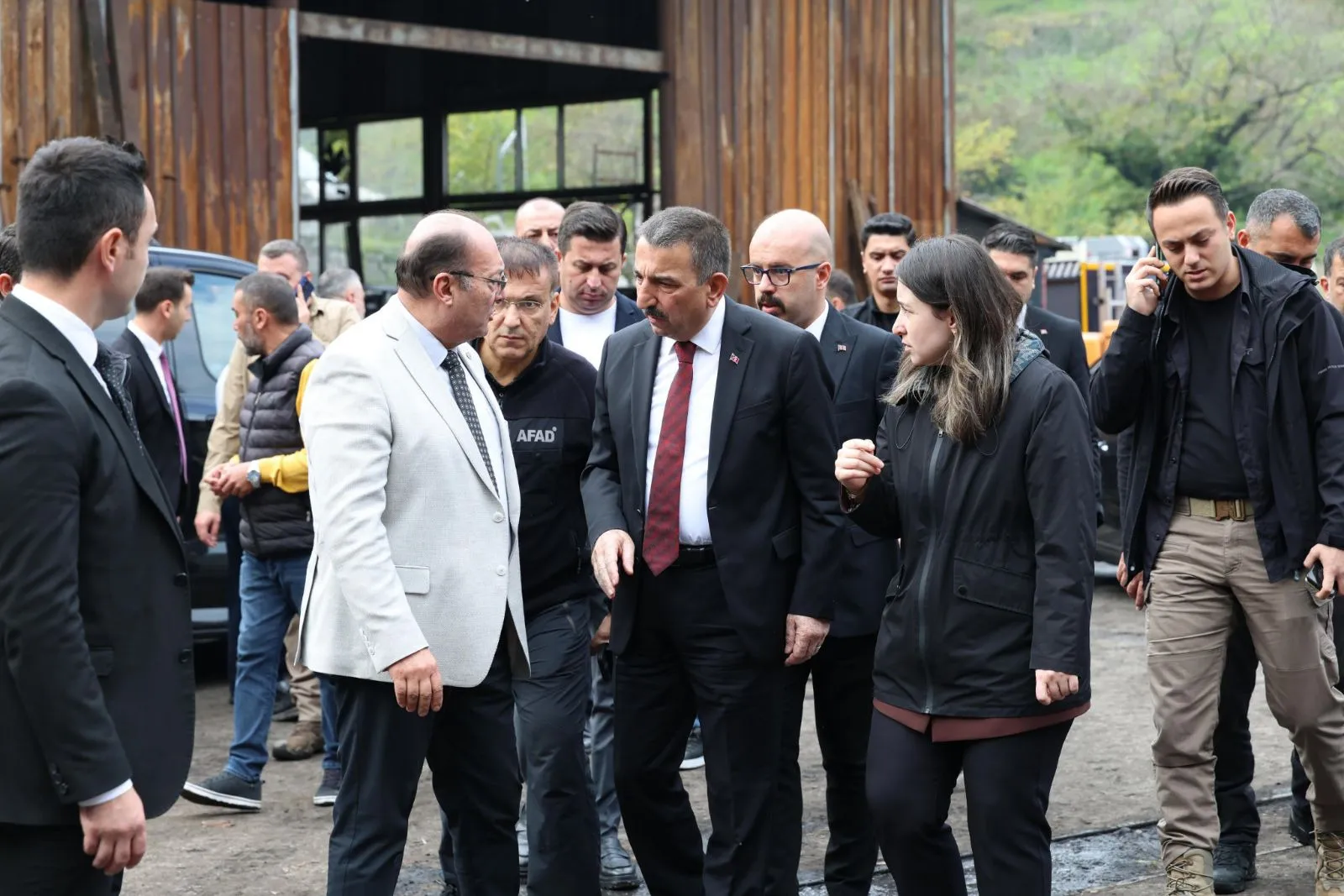 Zonguldak'ın Kilimli ilçesinde 3 işçinin yaşamını yitirdiği, 5 işçinin yaralandığı maden ocağındaki patlamanın ardından Vali Osman Hacıbektaşoğlu, hastanelerde tedavileri süren madencilerle görüştü.