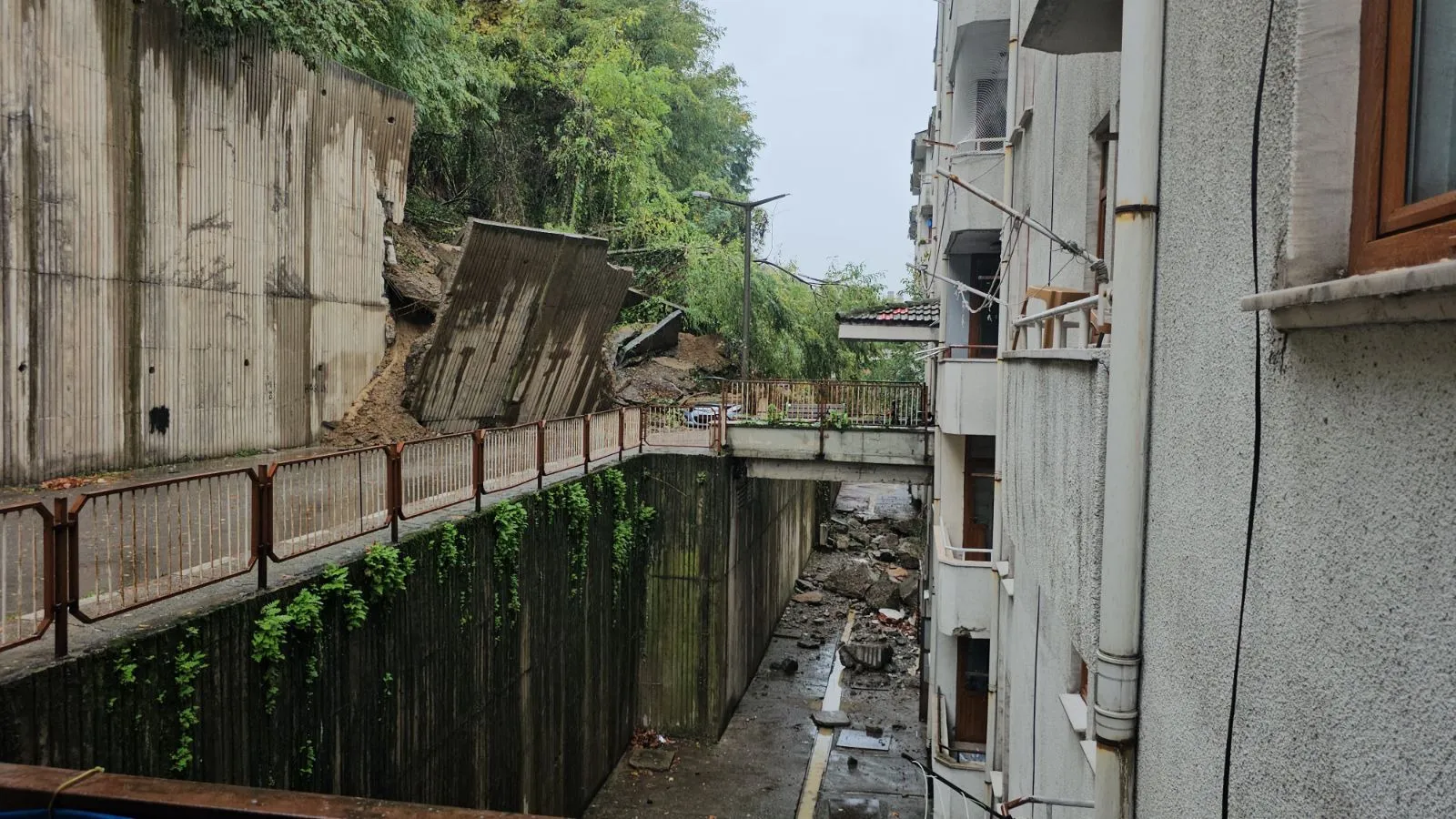 Zonguldak'ın Kilimli ilçesinde sağanak yağışın ardından meydana gelen heyelanda iki araç toprak altında kaldı. Çatalağzı beldesindeki lojmanların bulunduğu alanda 49 daire tedbir amacıyla boşaltılırken, heyelanın neden olduğu tahribat gün ışığında görüntülendi.