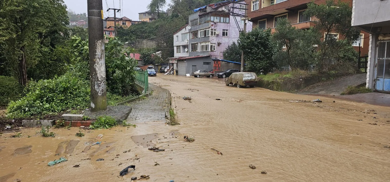 Zonguldak'ta sabaha karşı etkili olan kuvvetli sağanak yağış nedeniyle bazı bölgelerde heyelan meydana geldi, yollar su ve molozla kaplandı. Çaydamar Mahallesi'nde bir iş yerini su basarken belediye ekipleri tıkanan mazgalları açmak ve yollarda biriken malzemeleri temizlemek için çalışma başlattı.