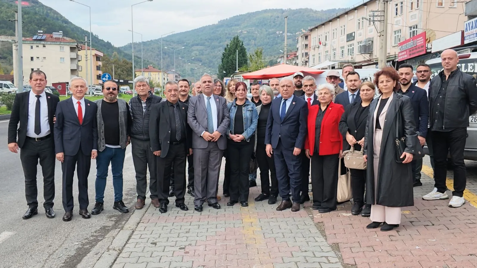 Cumhuriyet Halk Partisi (CHP) Genel Başkan Yardımcısı Yıldırım Kaya, Zonguldak’ta esnaf ve vatandaşlarla buluşmasının ardından maden ocağındaki patlamada hayatını kaybeden Recep Çolakoğlu’nun ailesine taziye ziyaretinde bulundu.