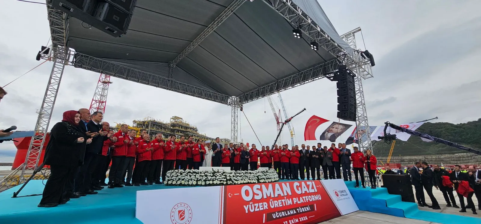 Türkiye'nin ilk yüzer doğal gaz işleme tesisi Osman Gazi, Zonguldak'ın Filyos Limanı'ndan Karadeniz'deki Sakarya Gaz Sahası'na gönderildi.
