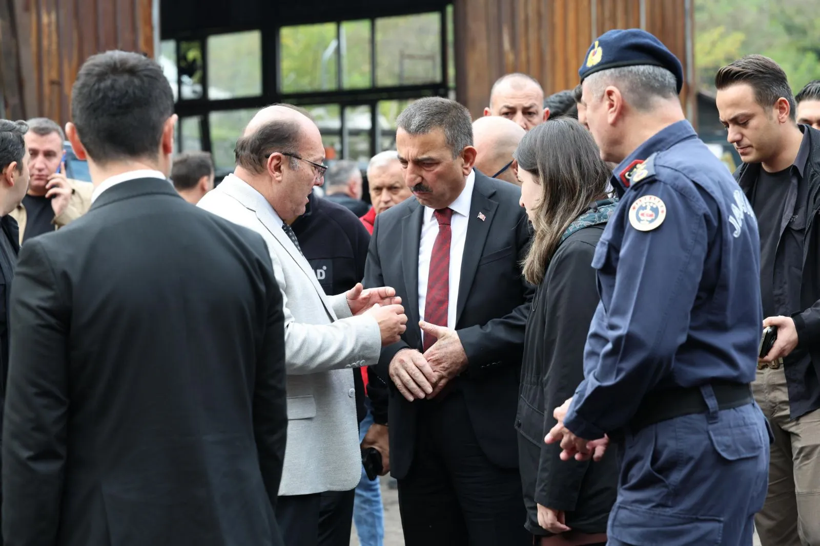Zonguldak'ın Kilimli ilçesinde 3 işçinin yaşamını yitirdiği, 5 işçinin yaralandığı maden ocağındaki patlamanın ardından Vali Osman Hacıbektaşoğlu, hastanelerde tedavileri süren madencilerle görüştü.