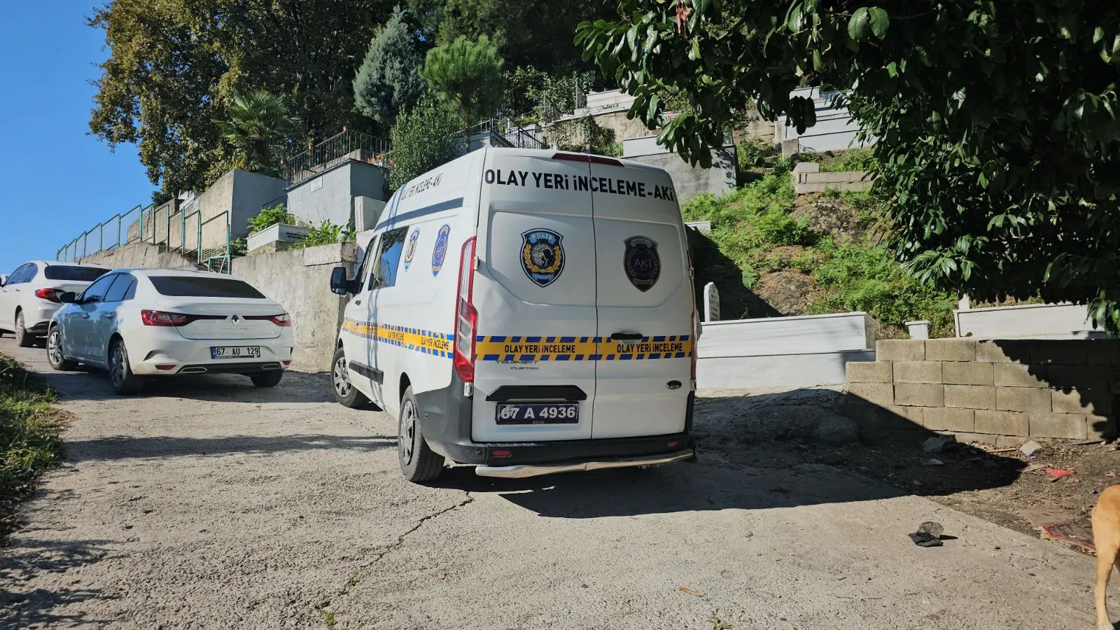 Zonguldak'ın Kozlu ilçesinde emekli polis memuru B.P. mezarlıkta ölü bulundu. Evden ayrılırken mektup bıraktığı iddia edilen B.P.'nin ölümüyle ilgili inceleme başlatıldı.