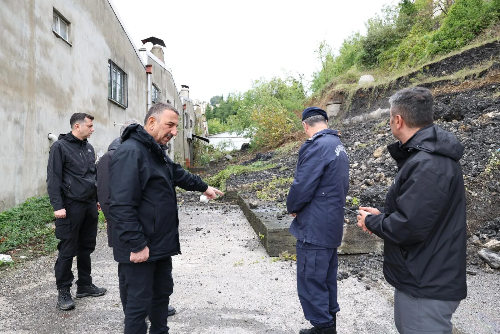 Zonguldak'ta şiddetli yağışların ardından meydana gelen toprak kaymasında istinat duvarı çöktü. AFAD ekipleri bölgede çalışma başlattı. Zonguldak Valisi Osman Hacıbektaşoğlu da olay yerinde incelemelerde bulundu.