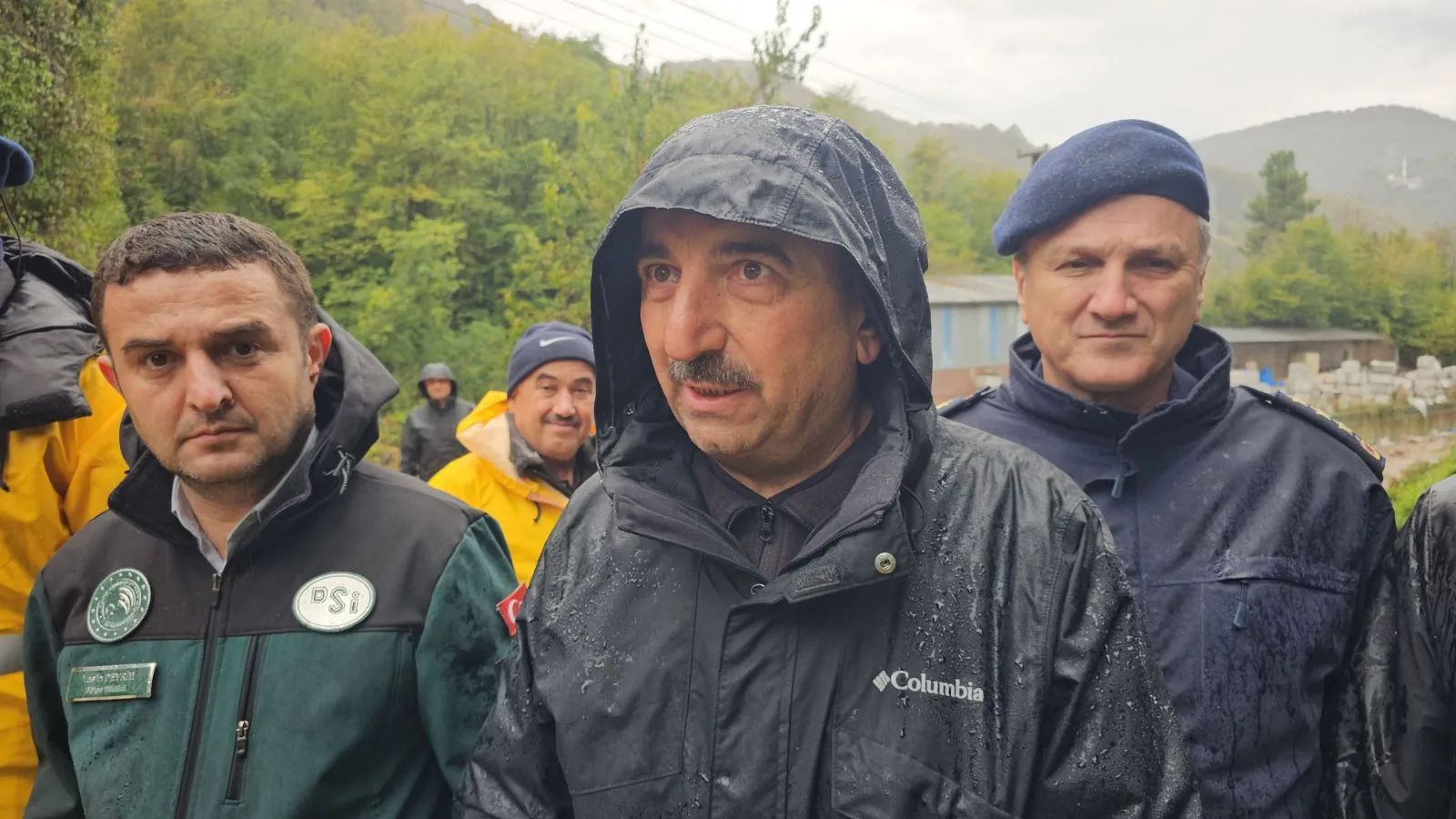 Zonguldak'ta gece boyunca etkisini sürdüren kuvvetli yağış ve fırtına, bazı bölgelerde heyelanlara, kaya düşmelerine ve su baskınlarına yol açtı. Afetten etkilenen bölgeleri inceleyen Vali Osman Hacıbektaşoğlu, son 24 saatte 150 kilogramın üzerinde yağış kaydedildiğini, şu ana kadar can kaybı veya yaralanma yaşanmadığını açıkladı.
