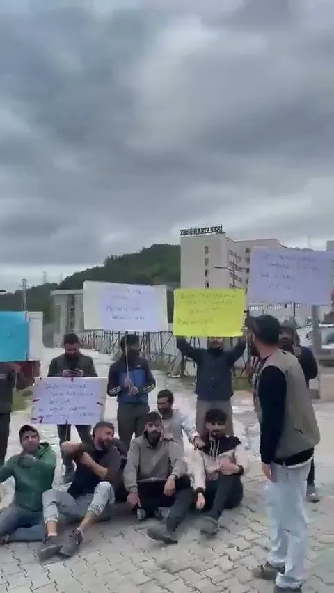 Zonguldak Bülent Ecevit Üniversitesi yerleşkesindeki inşaatta çalışan 17 işçi, ücret alacaklarının ödenmediğini öne sürerek eylemlerini çatıda sürdürdü.