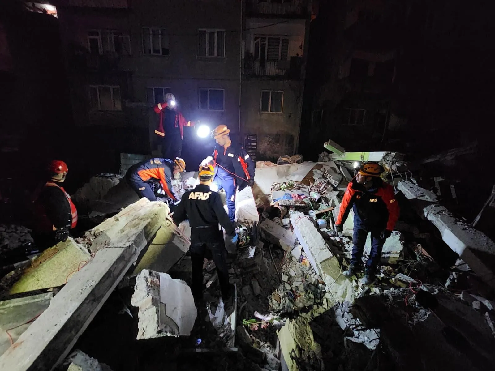 Zonguldak'ta 2 katlı betonarme binanın çökmesi sonucu 74 yaşındaki Türkan Akçaharman Özhan hayatını kaybetti, kardeşi Kenan Akçaharman (68) yaralı kurtarıldı. Olay sırasında diğer kardeşleri Kemal Akçaharman'ın dışarıda olduğu öğrenildi.