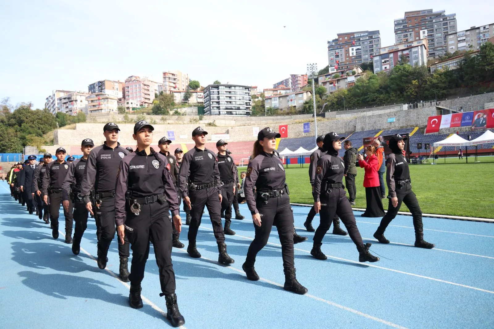 Zonguldak Valisi Osman Hacı Bektaşoğlu, tören alanındaki öğrenciler, sporcular ve vatandaşların bayramını kutlayarak 29 Ekim sevincini paylaştı.