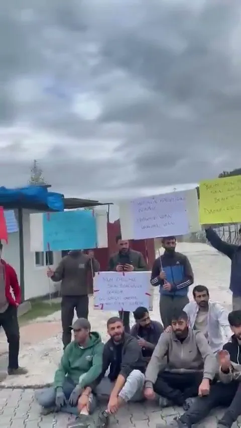 Zonguldak Bülent Ecevit Üniversitesi yerleşkesindeki inşaatta çalışan 17 işçi, ücret alacaklarının ödenmediğini öne sürerek eylemlerini çatıda sürdürdü.