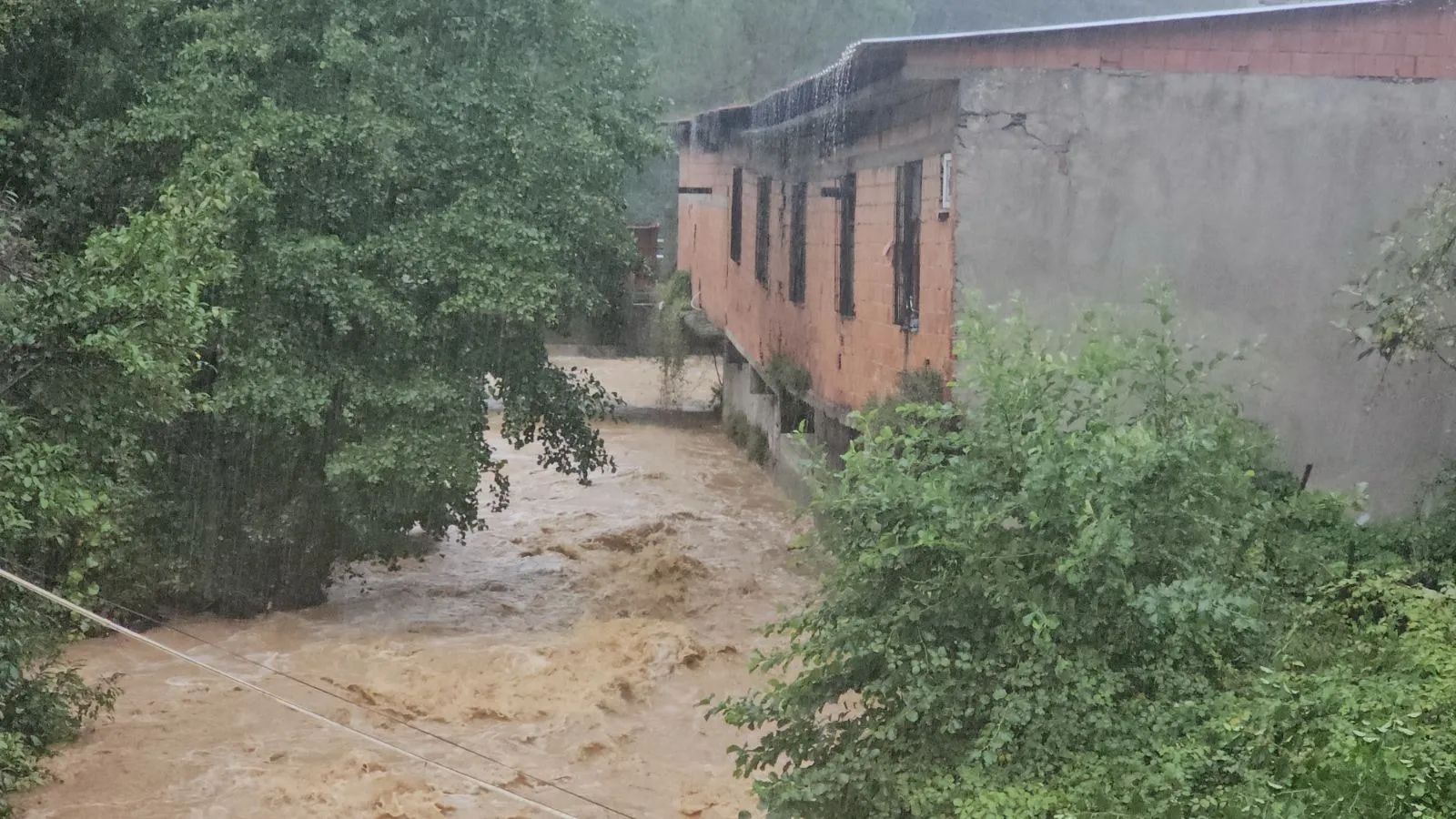 Zonguldak'ta sabaha karşı etkili olan kuvvetli sağanak yağış nedeniyle bazı bölgelerde heyelan meydana geldi, yollar su ve molozla kaplandı. Çaydamar Mahallesi'nde bir iş yerini su basarken belediye ekipleri tıkanan mazgalları açmak ve yollarda biriken malzemeleri temizlemek için çalışma başlattı.