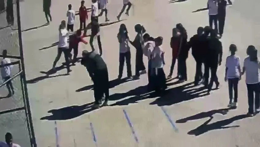 Yayla Ortaokulunda boğazına yiyecek kaçan öğrenci, beden eğitimi öğretmeni Hakan Sağlam'ın müdahalesiyle kurtarıldı.