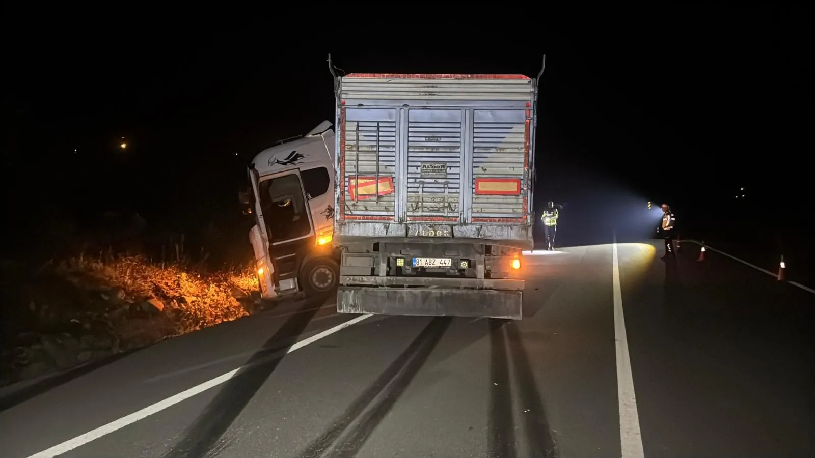 Zonguldak'ın Alaplı ilçesinde yol kenarında yürüdüğü sırada tırın çarptığı 80 yaşındaki Hüseyin Özcan, kaldırıldığı hastanede hayatını kaybetti. Kazanın ardından tır sürücüsü gözaltına alındı.