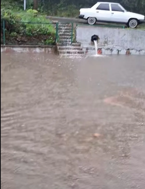 Zonguldak'ta etkili olan kuvvetli sağanak nedeniyle mazgallar taştı, sahil yolu ve bazı kavşaklar suyla kaplandı. Biriken yağmur suları nedeniyle araçlar ilerlemekte güçlük çekerken, bazı otomobiller arızalandı. Teoman Duralı Tünellerinde ise ulaşım kontrollü sağlandı.