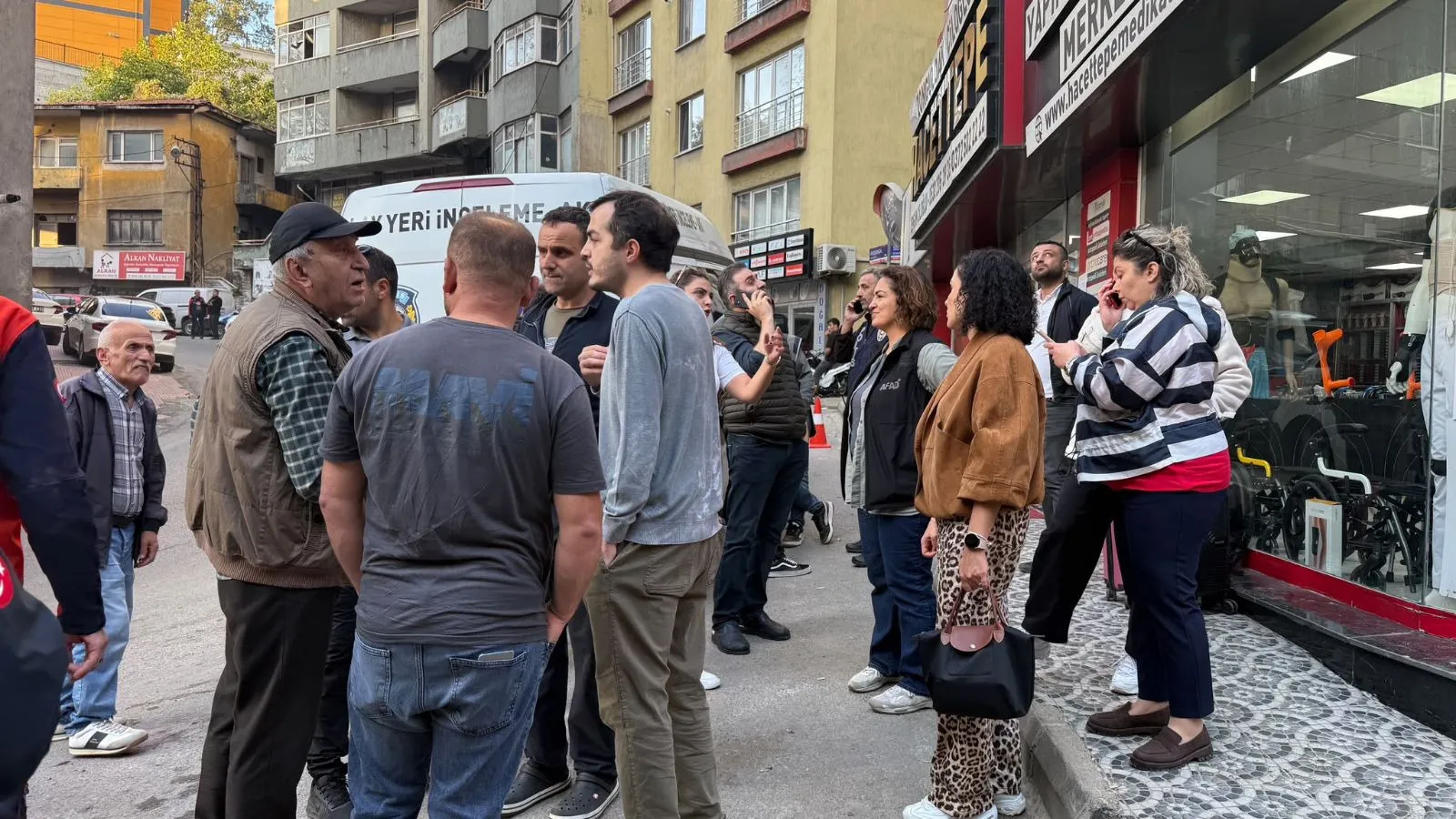 Zonguldak'ta 1 kişinin hayatını kaybettiği bina çökmesinin ardından çevredeki yapılara yönelik incelemeler devam ediyor. Daha önce 7 binanın boşaltıldığı bölgede, 6 katlı ve 28 daireden oluşan Kadırga Apartmanı için de tahliye kararı alındı.
