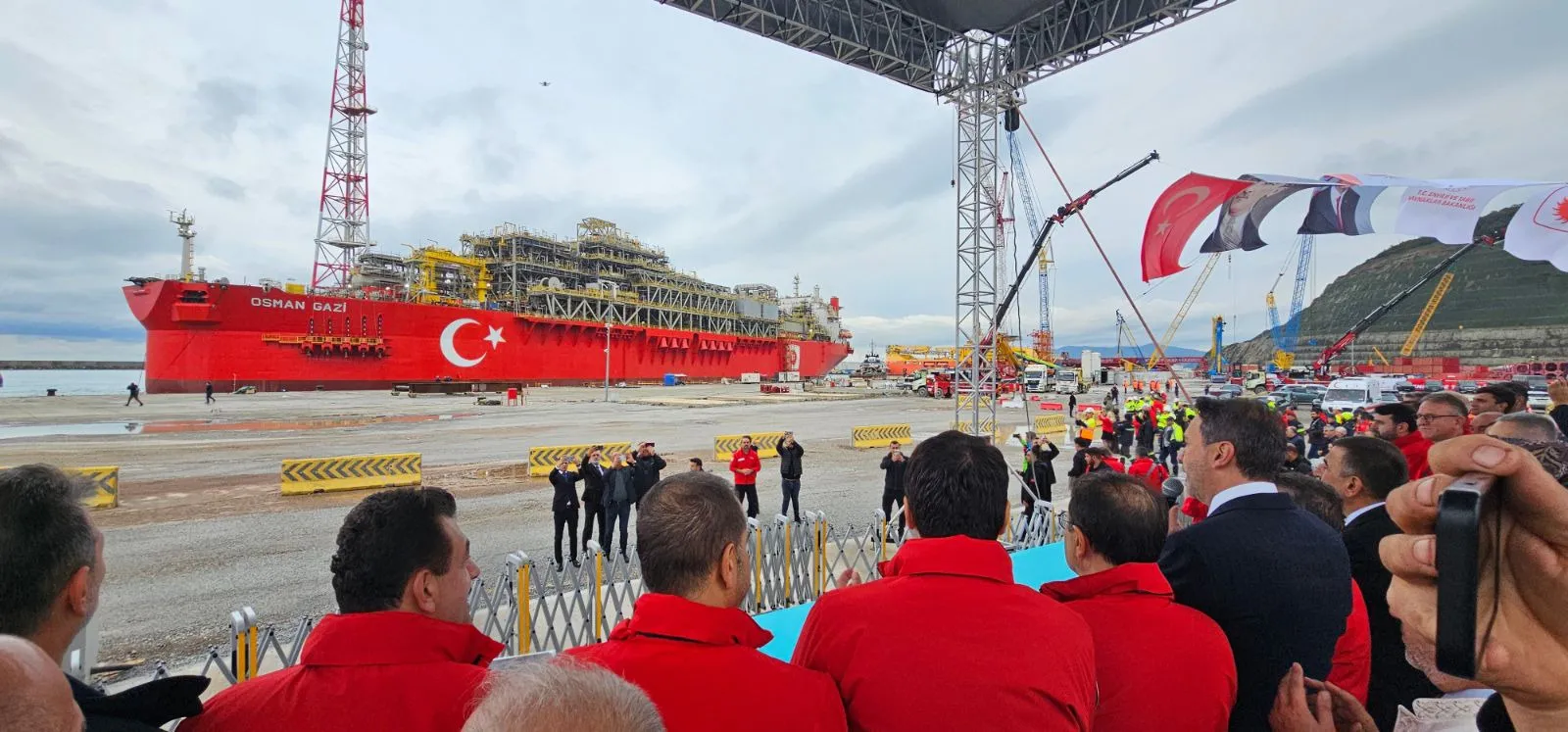 Türkiye'nin ilk yüzer doğal gaz işleme tesisi Osman Gazi, Zonguldak'ın Filyos Limanı'ndan Karadeniz'deki Sakarya Gaz Sahası'na gönderildi.