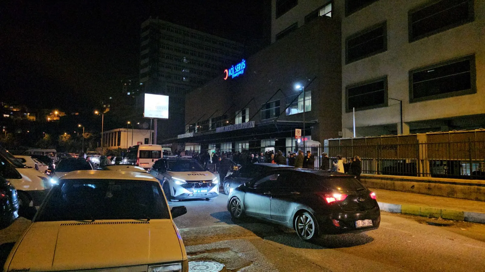 Zonguldak'ın Kilimli ilçesinde boşanma aşamasındaki eşini ve tartışmaya müdahale eden bir genci silahla yaralayan şüpheli kaçtı. İki yaralının da hayati tehlikesinin sürdüğü öğrenildi.