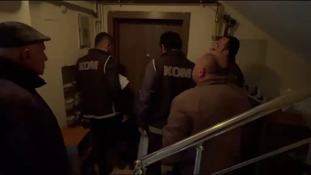Zonguldak'ta kaçak kömür ocaklarının denetimlerinde rüşvet alındığı iddiaları üzerine 16 kişinin gözaltına alındığı polis operasyonuna ait görüntüler ortaya çıktı. Dört şüphelinin tutuklandığı soruşturma kapsamında düzenlenen eş zamanlı baskınlarda silah ve mermilerin de ele geçirildiği görüldü.
