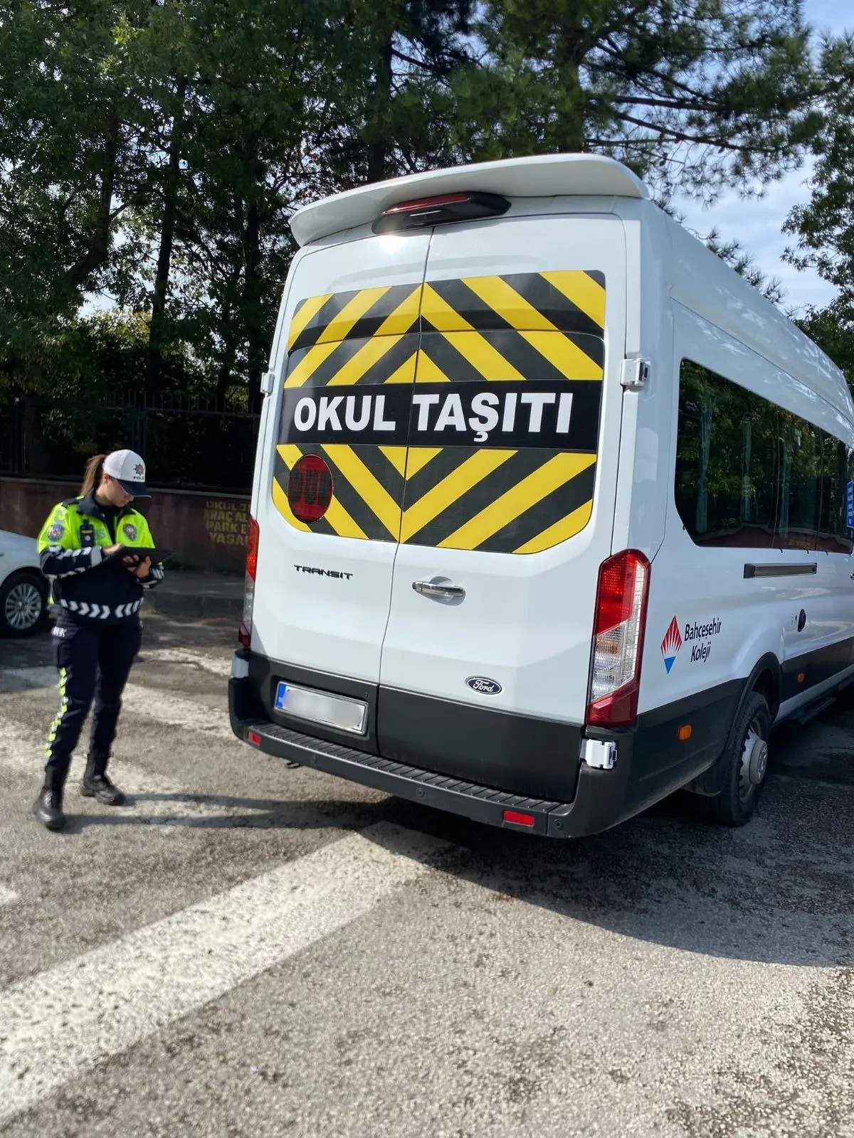 Zonguldak'ta polis ekiplerince okul çevrelerinde gerçekleştirilen denetimlerde 3 bin 748 kişinin GBT sorgulaması yapılırken, bin 317 okul servis aracı kontrol edildi.