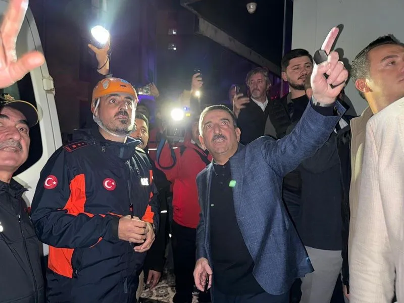 Zonguldak'ta 2 katlı betonarme binanın çökmesi sonucu 74 yaşındaki Türkan Akçaharman Özhan hayatını kaybetti, kardeşi Kenan Akçaharman (68) yaralı kurtarıldı. Olay sırasında diğer kardeşleri Kemal Akçaharman'ın dışarıda olduğu öğrenildi.