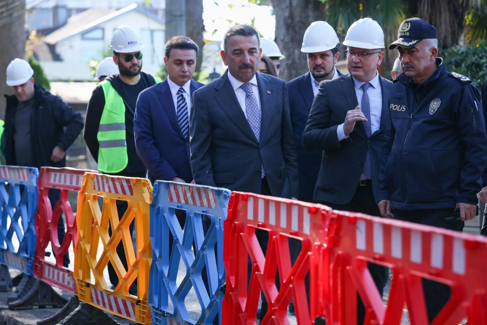 Zonguldak Valisi Osman Hacıbektaşoğlu, Fener Bölgesi'nde Başkent EDAŞ tarafından yürütülen elektrik altyapı çalışmalarını yerinde inceleyerek yetkililerden bilgi aldı.