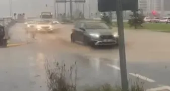 Zonguldak'ta etkili olan kuvvetli sağanak nedeniyle mazgallar taştı, sahil yolu ve bazı kavşaklar suyla kaplandı. Biriken yağmur suları nedeniyle araçlar ilerlemekte güçlük çekerken, bazı otomobiller arızalandı. Teoman Duralı Tünellerinde ise ulaşım kontrollü sağlandı.
