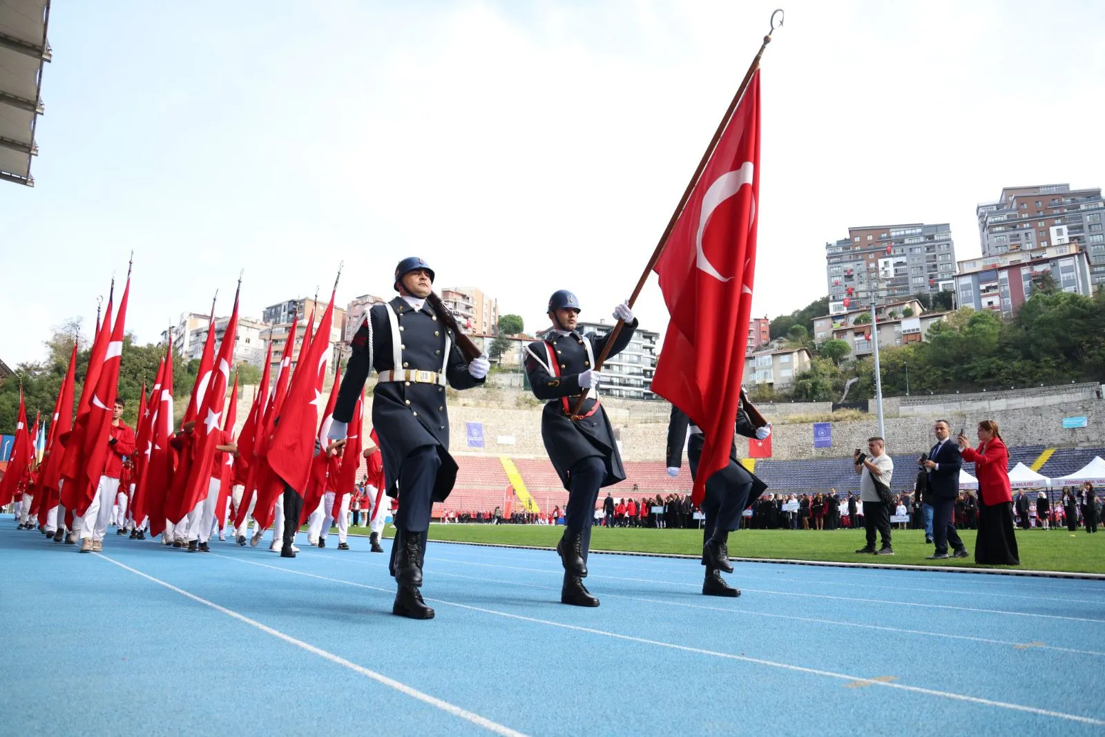 Zonguldak Valisi Osman Hacı Bektaşoğlu, tören alanındaki öğrenciler, sporcular ve vatandaşların bayramını kutlayarak 29 Ekim sevincini paylaştı.