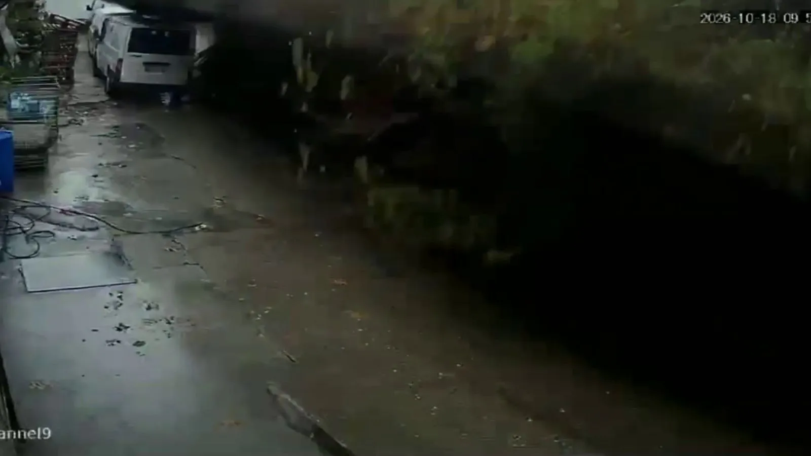 Zonguldak'ta yağışların ardından Üzülmez TOKİ Konutları'na ait istinat duvarının yıkıldığı anların güvenlik kamerası görüntüleri ortaya çıktı. İki aracın enkaz altında kaldığı olayda, duvarın yakınındaki kulübede bulunan köpekler de telef oldu.