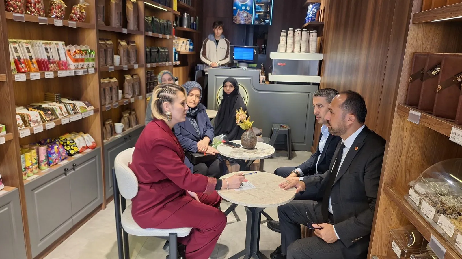 Saadet Partisi Zonguldak İl Başkanlığı, “Sizi Dinliyoruz, Birlikte Çözüm Arıyoruz” çalışmaları kapsamında Çaycuma’da esnaf ve vatandaşlarla bir araya geldi.