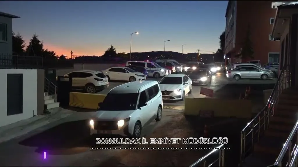 Zonguldak'ta kaçak kömür ocaklarının denetimlerinde rüşvet alındığı iddiaları üzerine 16 kişinin gözaltına alındığı polis operasyonuna ait görüntüler ortaya çıktı. Dört şüphelinin tutuklandığı soruşturma kapsamında düzenlenen eş zamanlı baskınlarda silah ve mermilerin de ele geçirildiği görüldü.